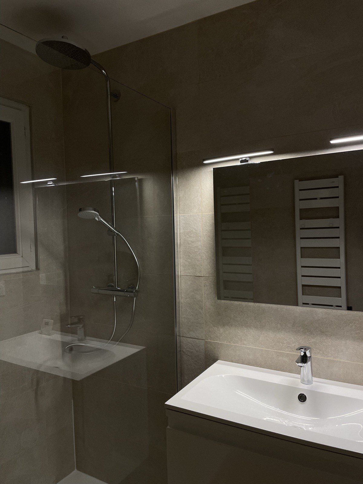 Salle de bain taupe contemporaine avec douche pluie et miroir LED — Marseille