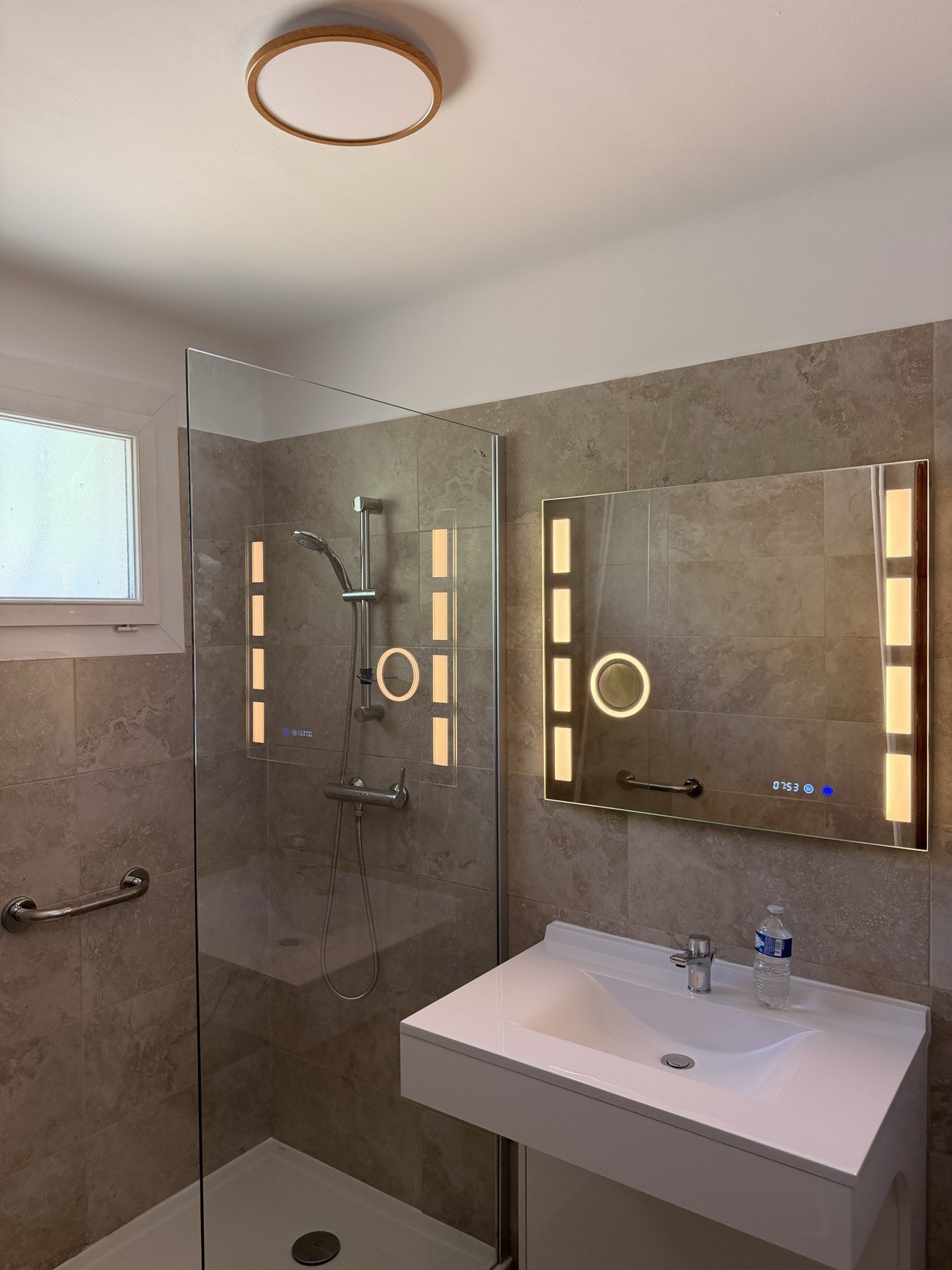 Rénovation salle de bain travertin et LED — Marseille 11e