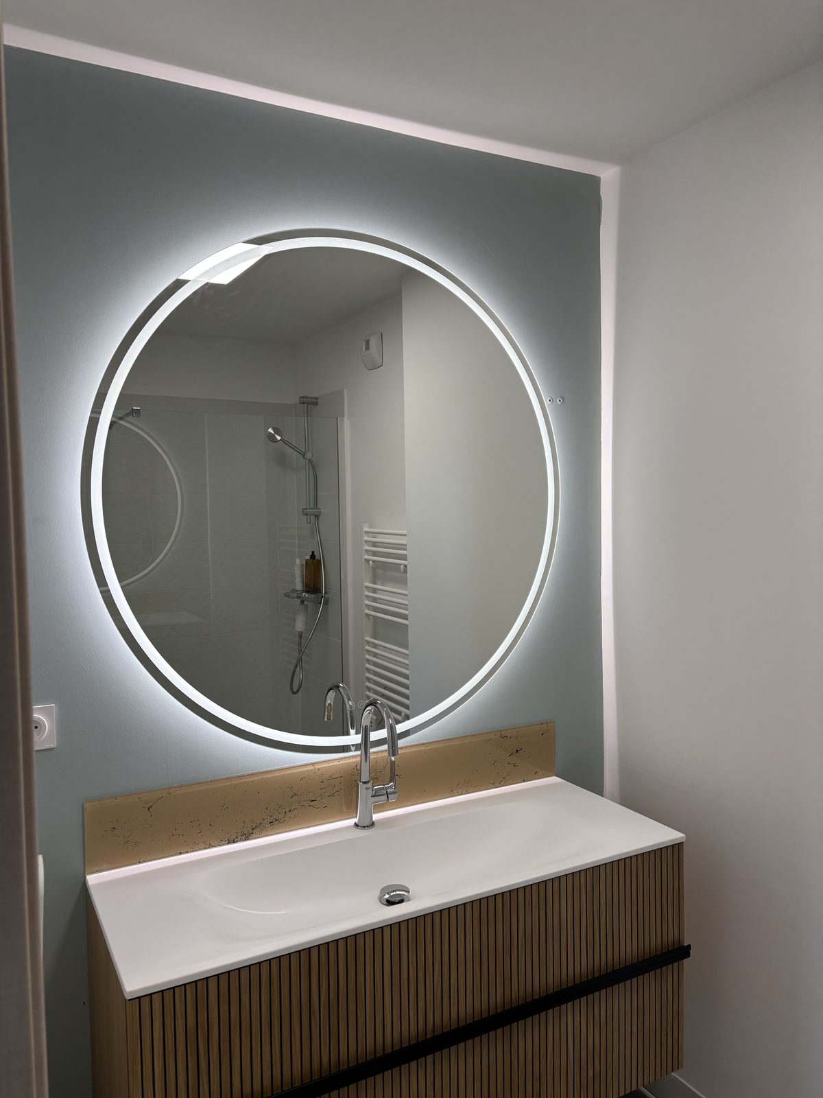 Vasque suspendue et miroir LED rétroéclairé — Marseille